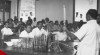 Foto Seorang guru mempraktikan bahan kimia dihadapan murid di ruang kelas Sekolah Asisten Apoteker di Jalan Diponegoro, Jakarta. 14 September 1953.