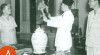 Foto Walikota Jakarta Raden Soediro Hardjodisastro (kiri) sedang menyaksikan Presiden Sukarno memainkan wayang kulit pemberiannya, 4 Juni 1950.