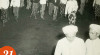 Foto Suasana Rangkaian Perayaan Sekaten, Abdi Dalem Keraton Yogyakarta berjalan Menuju Mesjid membawa Berkat Sekaten untuk didoakan bersama. Yogyakarta, 21 September 1950.